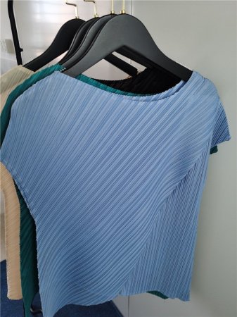 Женская футболка с укороченным рукавом и складками фотография