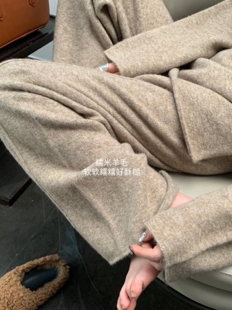 Набор из мягкого шерстяного свитера и широких брюк фотография