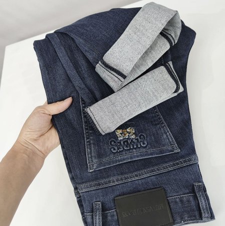 Мужские джинсы осенние премиум фото