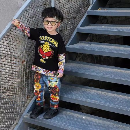 Детские джинсы с нашивками изображение