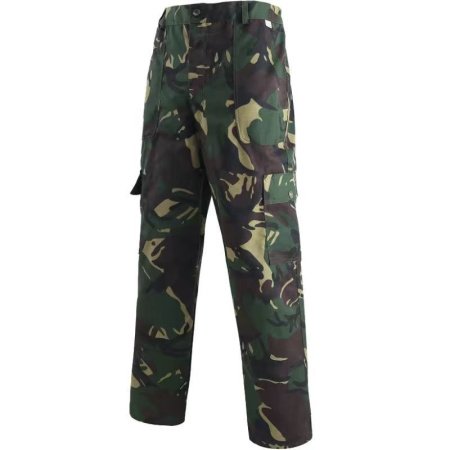 Рабочий костюм с камуфляжным рисунком изображение