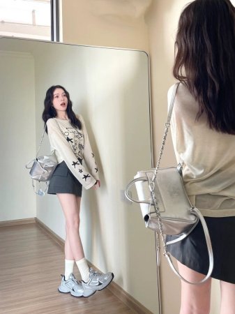 Белая футболка с длинным рукавом и принтом фото