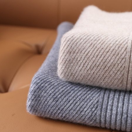 Мужской свитер из чистой шерсти фотография