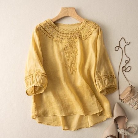 Футболка с вышивкой и круглым воротником фотография