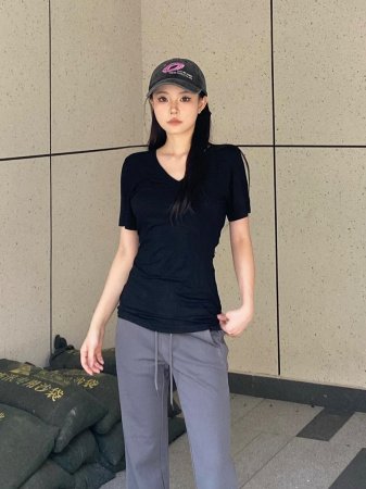 Футболка Латины V-образным вырезом и короткими рукавами фото