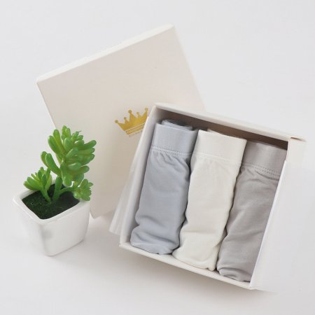 Детские трусы в упаковке из трех штук изображение