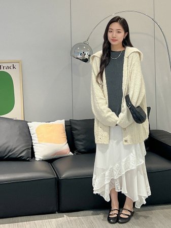 Длинная юбка с леопардовым принтом и асимметричным краем фотография