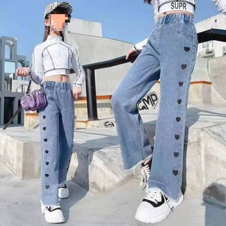 Детские джинсы весна-лето 2023 фотография