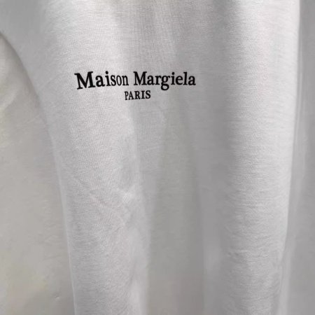Футболка с длинным рукавом Maison Margiela MM6 с круглым вырезом и принтом букв фотография