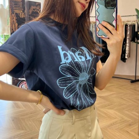 Футболка с коротким рукавом и принтом маленькой собачки фотография