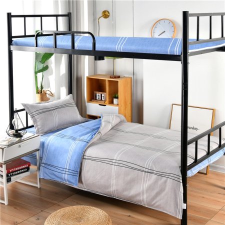 Одеяло для спальни в университетском общежитии фотография