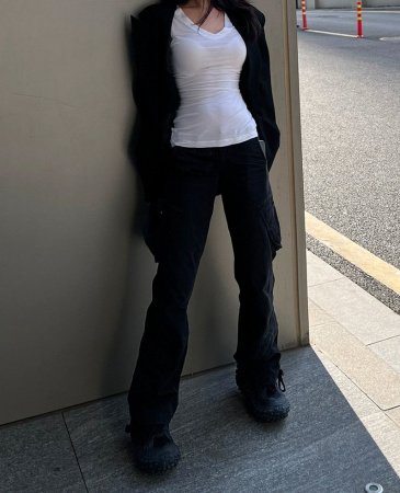 Футболка Латины V-образным вырезом и короткими рукавами фото