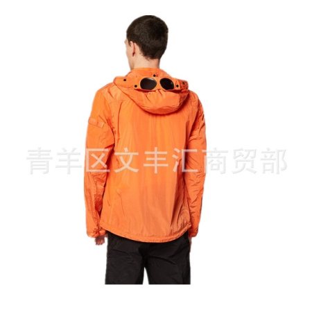 Хаки куртка с молнией и капюшоном фото