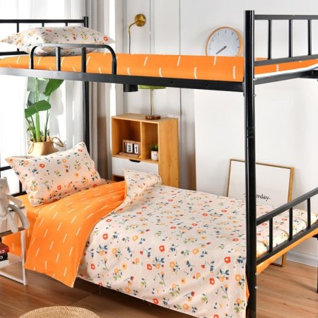 Одеяло для спальни в университетском общежитии фотография