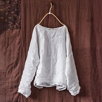 Льняная легкая весенне-летняя футболка с круглым вырезом и ручной отделкой фото