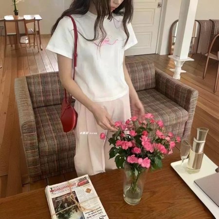 Футболка с вышивкой бабочки и буквами фото