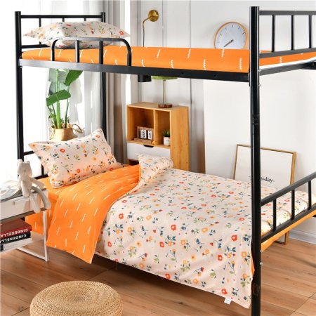 Одеяло для спальни в университетском общежитии фотография