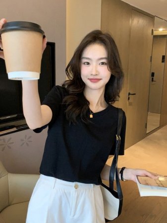 Женская футболка V-образный вырез белая 2024 лето фото