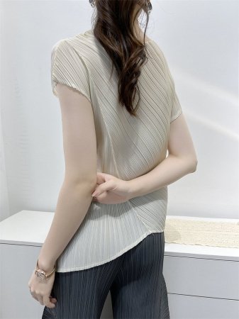 Женская футболка с укороченным рукавом и складками фотография