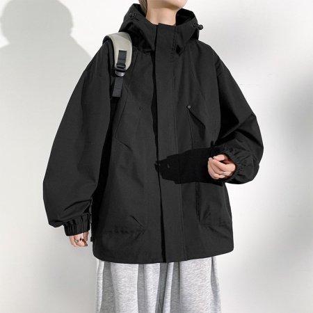 Ветровка с капюшоном и защитой от ветра и влаги фотография