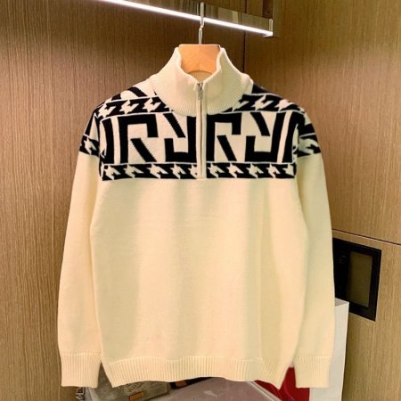 Мужской свитер с полувысоким воротником и узором фотография