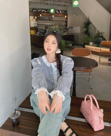 Футболка в клетку с кружевным воротником фотография