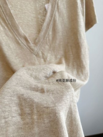 Футболка из льна с коротким рукавом и V-образным вырезом фото