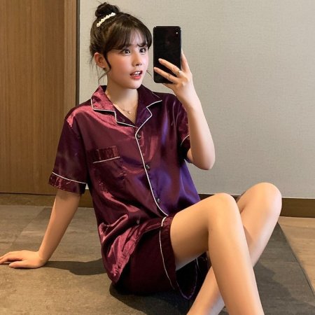 Пижама из шелковистого материала с шортами и футболкой фотография