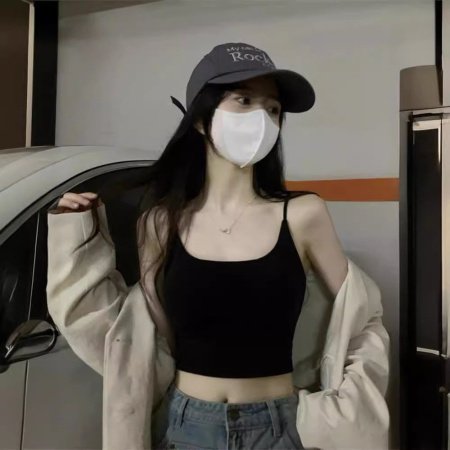 Белая летняя футболка с длинным рукавом и прозрачной тканью фотография