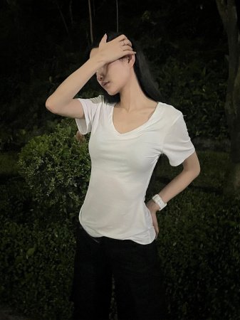 Футболка Латины V-образным вырезом и короткими рукавами фото