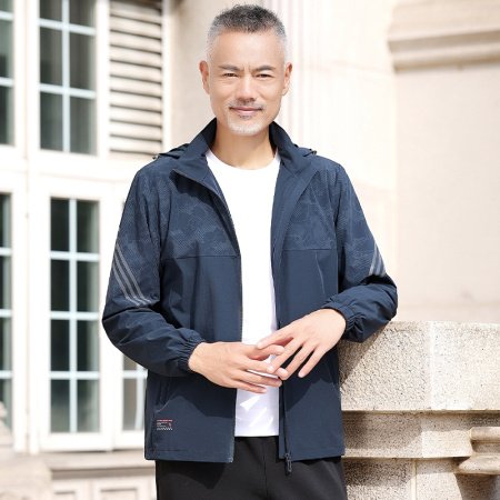 Весенняя куртка с капюшоном для мужчин среднего возраста фото