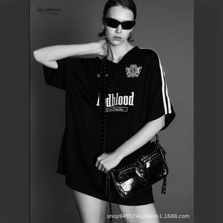 Женская футболка Badblood с вышивкой V-образным вырезом изображение
