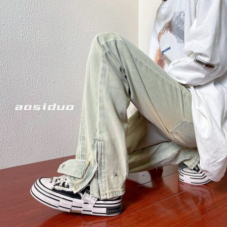 Черные джинсы с прямыми брюками фотография