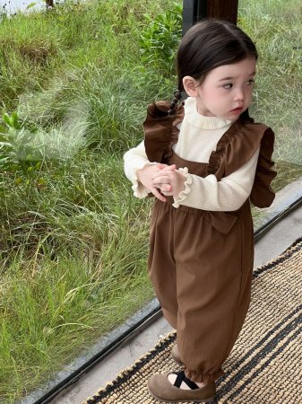 Детский комбинезон с кружевными оборками фотография