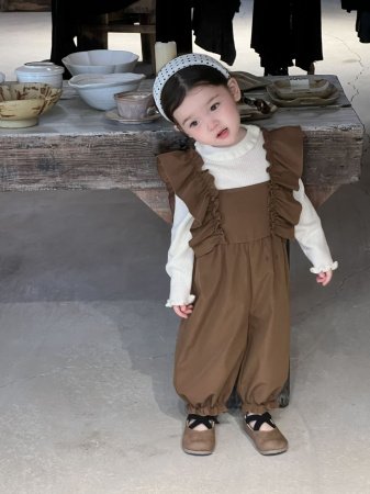 Детский комбинезон с кружевными оборками фотография