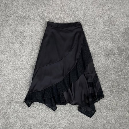 Длинная юбка с леопардовым принтом и асимметричным краем фотография