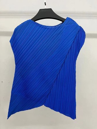 Женская футболка с укороченным рукавом и складками фотография