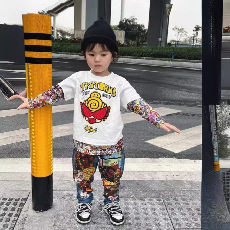 Детские джинсы с нашивками изображение