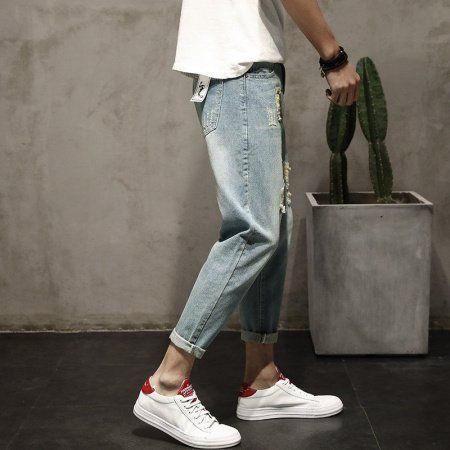 Летние джинсы с дырками и манжетами фотография