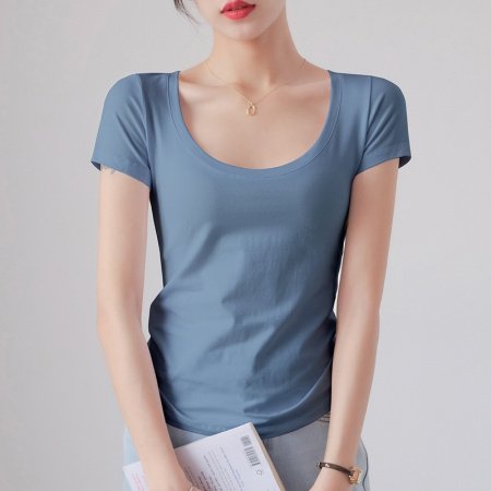 Белая футболка с коротким рукавом фотография