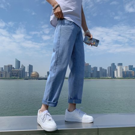 Джинсы с прямым кроем и потертостями фото