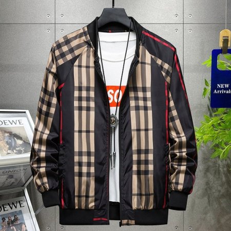 Мужская куртка с капюшоном и широкими полосами фотография