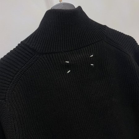 Мужской свитер с высоким воротником и двойной молнией фотография