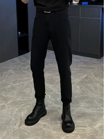 Черные джинсы с прорезями на коленях фото