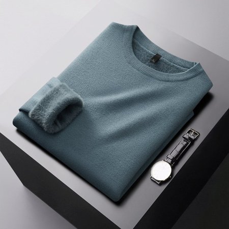 Мужской свитер с полувысоким воротником и флисом для зимы фотография