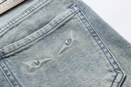 Мужские джинсы с монстром фото