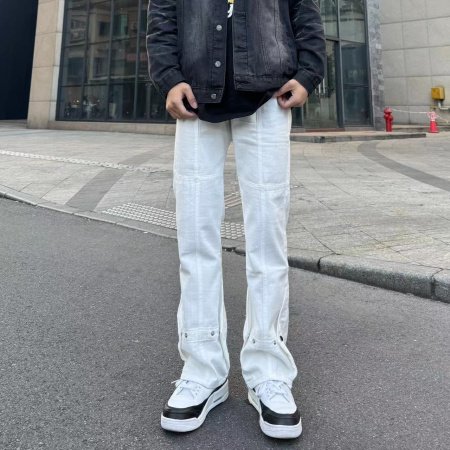 Черные джинсы с пуговицами и прямыми штанинами изображение