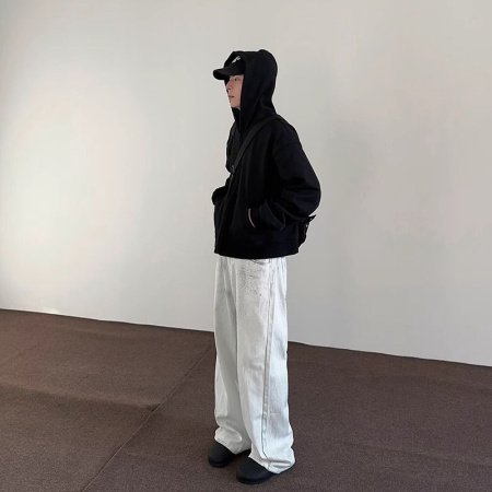 Белые джинсы с выцветанием и потертостями изображение