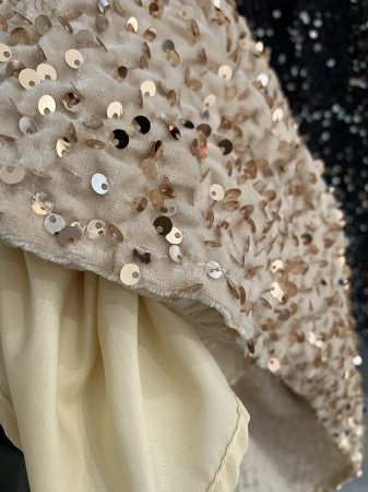 Высокая юбка с блестками из бархата изображение