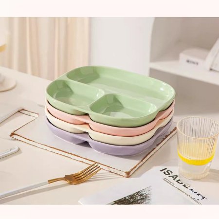 Керамическая тарелка для завтрака с разделением на секции фотография